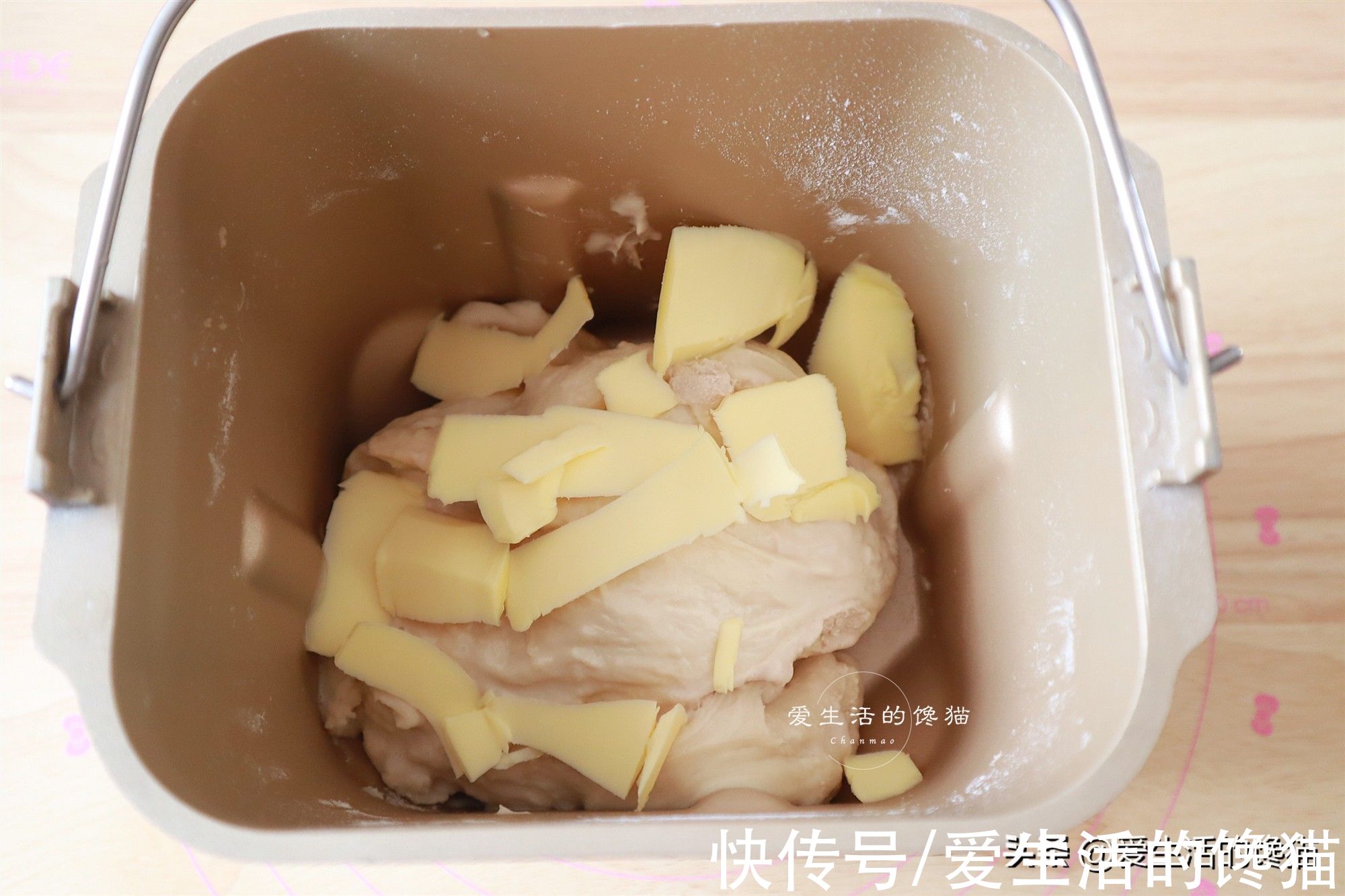 想吃面包不用买了，轻松在家就做一炉，柔软拉丝，比买的还好吃