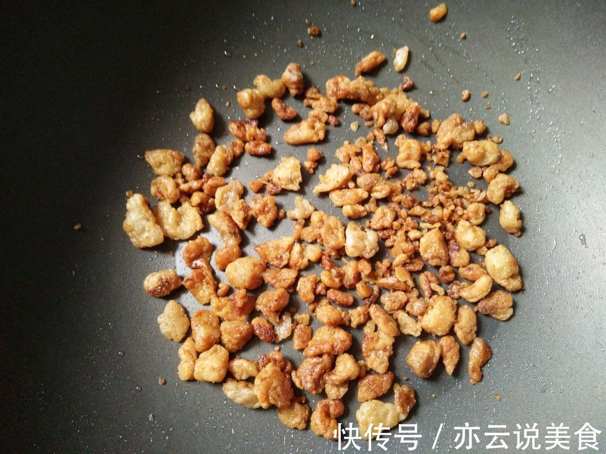 油渣新吃法，搭配酸菜调成馅儿，做成更有风味的饺子