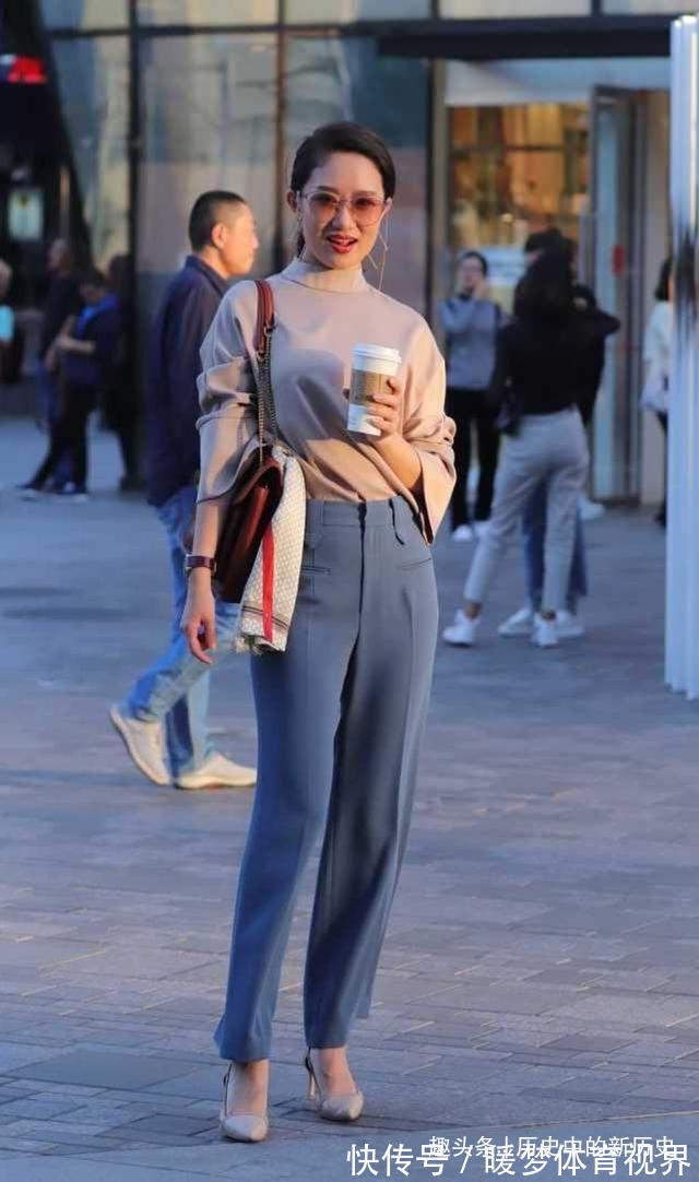 吊带背心 浅蓝色牛仔裤外搭风衣,很有甜美时尚感,女人味爆棚