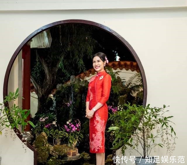 地上|诗妮娜亮相中泰文化展览!跪地上喂锦鲤一堆人伺候,穿旗袍美绝了