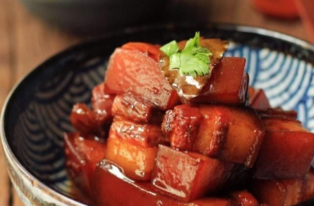 做红烧肉别只知道焯水,焯水之前多加这一步,红烧肉更香,没腥味