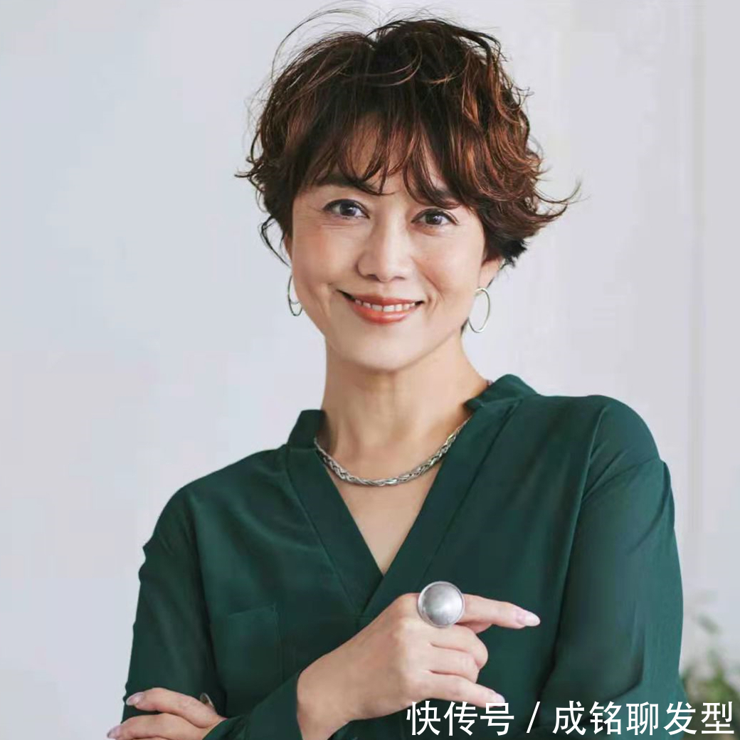 减龄 这才是中老年人最美的发型,柔美蓬松烫+减龄染发,想不年轻都难