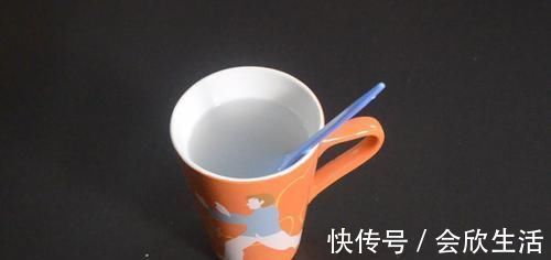 梳子脏了难清洗 只需用它泡一泡, 梳子立马洁净如新, 赶紧去试试