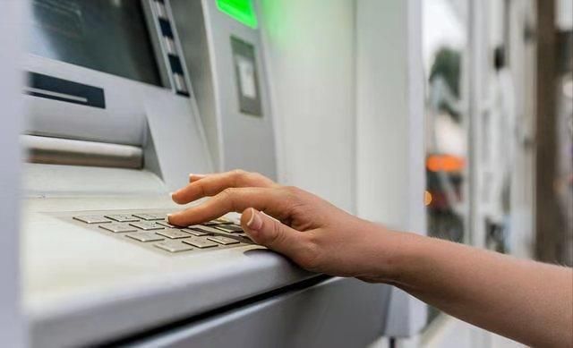 存钱罐|过年给孩子发红包，压岁钱啥时候给有学问，大年三十还是初一？