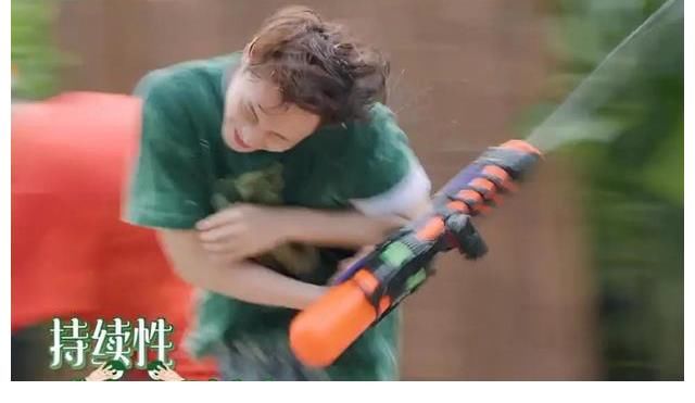 画面|张艺兴录《向往》被水枪冲到脱妆，画面超欢乐