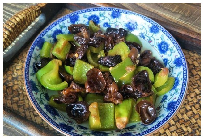 母子二人的午餐,妈妈吃的低脂,宝宝营养,晒到朋友圈,获赞无数