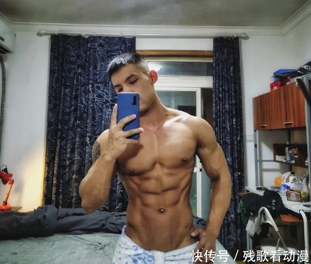 荷尔蒙|漫展黝黑筋肉男火了短发天菜体育生小钢砲，这身腱子肉绝了