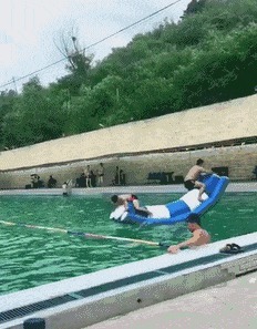 |搞笑GIF:这么拉风的造型,不摔倒真的对不起观众