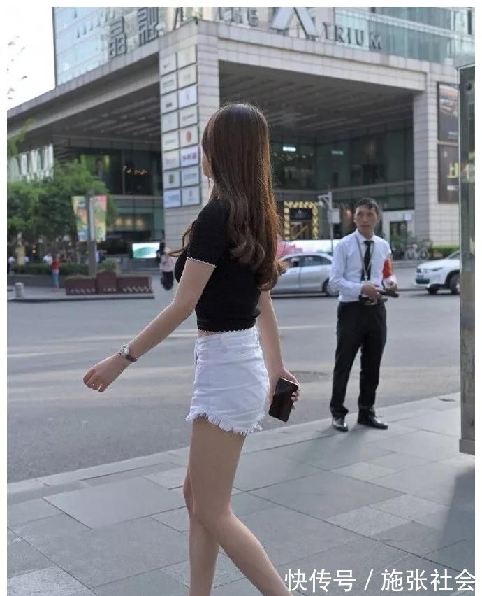 高跟凉鞋 小姐姐脚上踩着一双一字带的高跟凉鞋,充满着优雅又迷人的气息