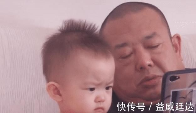 小小年纪|“假正经宝宝”和爷爷一起看手机火了,小小的脑袋,大大的忧愁