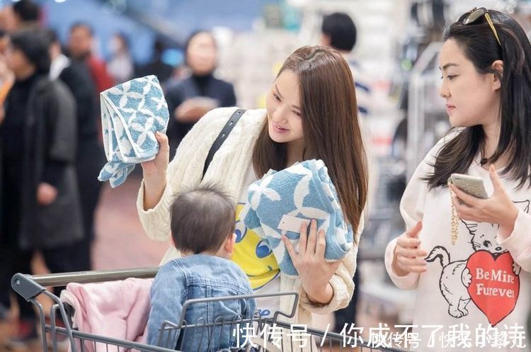 超市|1岁宝宝逛超市把黄桃戳了个洞,“狠心”宝妈指着榴莲:继续戳!