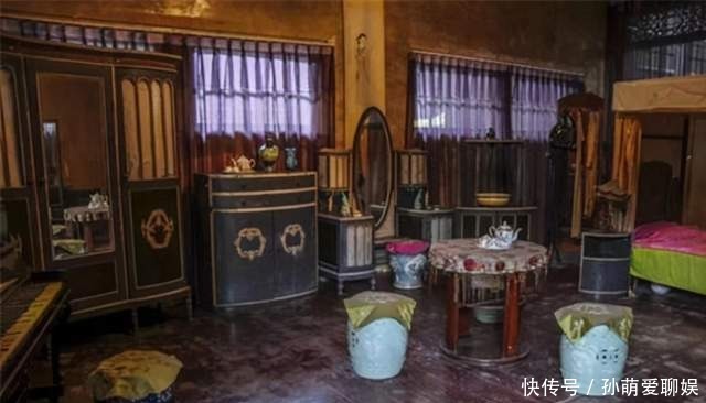 他是刘文彩的守墓人,刘文彩被人从棺材中扒出后,他睡进了棺材