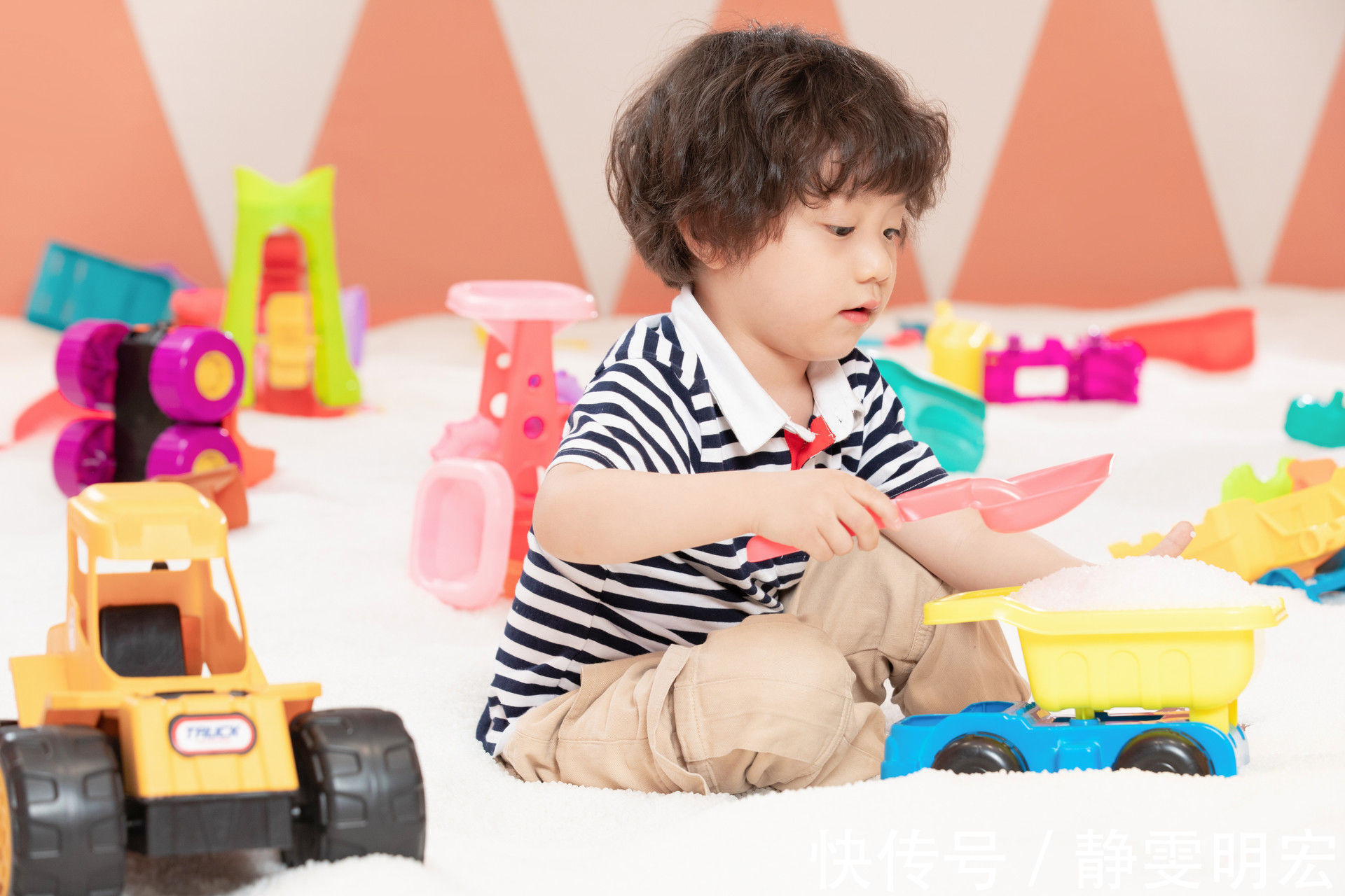 好书|孩子二岁前家长别买一堆玩具,带孩子读好书,更易培养出学霸