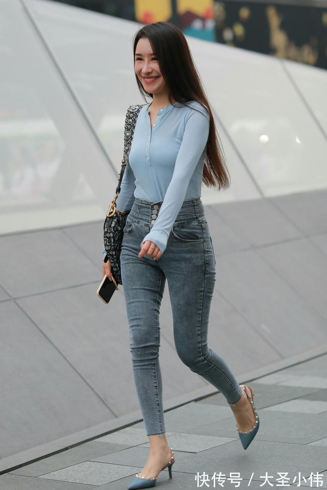 破洞牛仔裤|美女街拍:休闲又百搭的牛仔裤,只要会选款搭配,就能轻松穿出简约修身的美