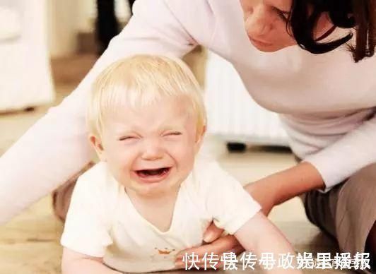 宝宝|宝宝意外滚下床,家长一个动作让孩子没了呼吸,很多家长都这么做