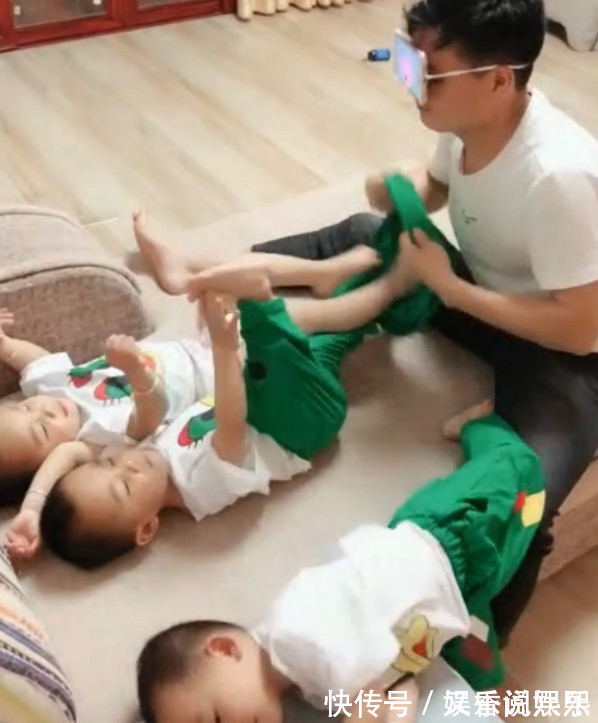 带娃|爸爸给三胞胎儿子穿裤子,爸爸的方法太逗了,网友大呼带娃界高手