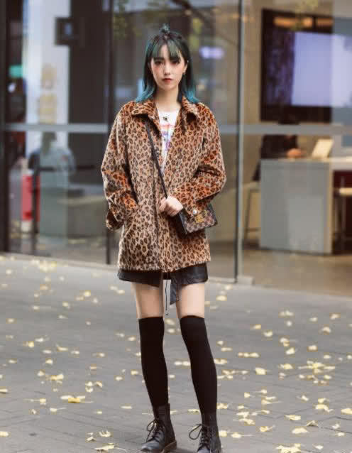 街拍：黑色短丝袜搭配豹纹外套，小姐姐时尚新潮，很有魅力
