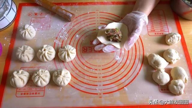 水煎包怎么做才好吃？教你煎出薄薄的脆底，皮薄馅大，肉嫩多汁