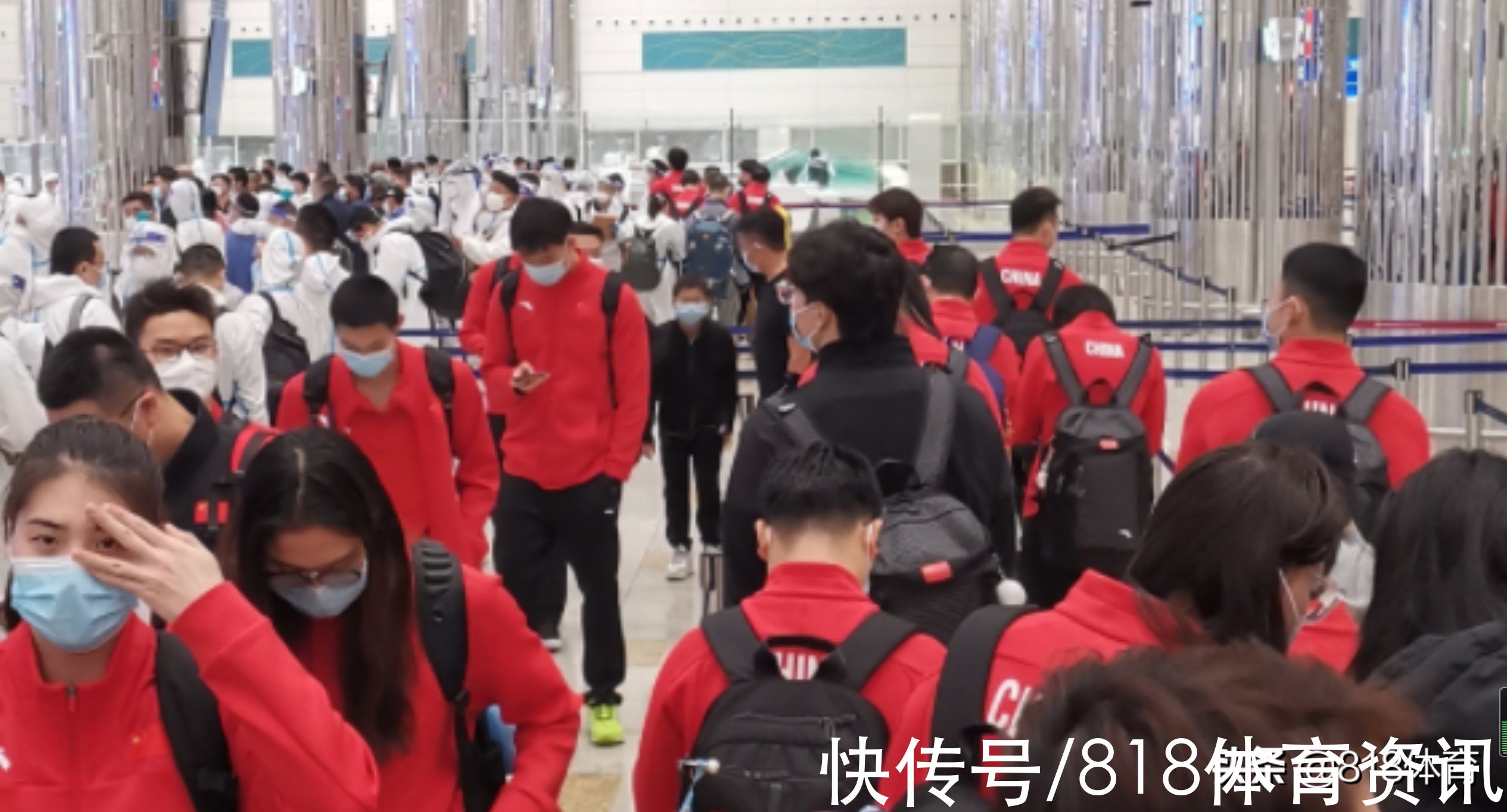 短池|小鳥依人!全紅嬋隨游泳隊抵達阿聯(lián)酋,排隊入境像小可愛闖入巨人國