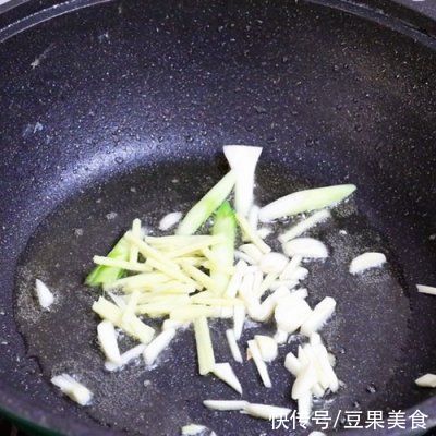  这道红烧罗非鱼做起来容易，吃起来上瘾