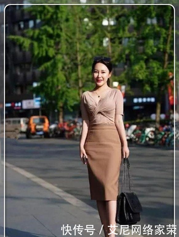 韵味|街拍:年纪大了又如何?看这位走在时尚前沿的美女辣妈,充满韵味