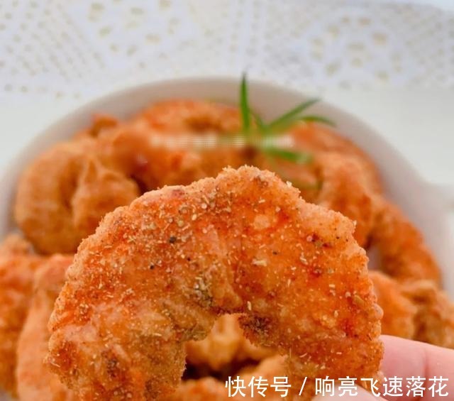 外酥里嫩的椒盐炸虾仁,做法简单,味道鲜美!