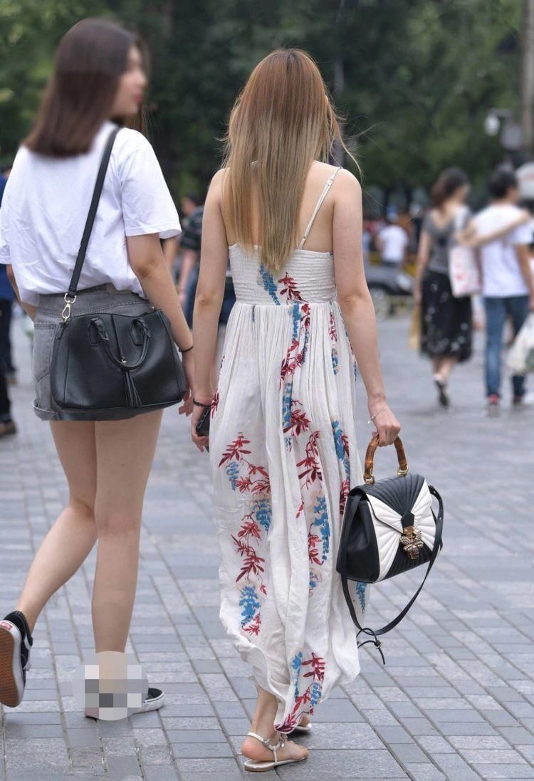 街拍森女系小姐姐,身穿棉麻长裙,仙气满满