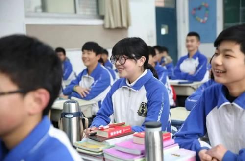 中学班主任“调座位”，看似随意、没章法，但实则满是“心机”