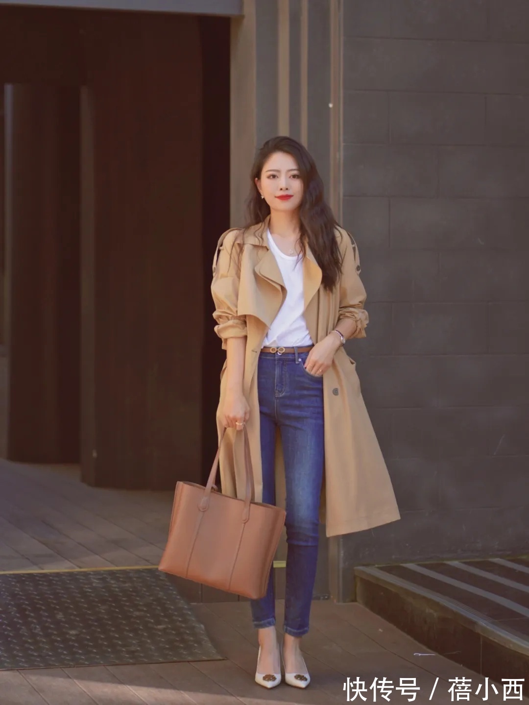 灰棕色|建议奔三奔四的女性多穿“风衣”,搭配牛仔裤、打底裤,简约高级