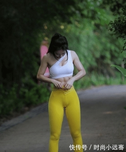 运动|出门做“运动”当然少不了一条瑜伽裤，尤其是姐姐这动作实在是美不胜收