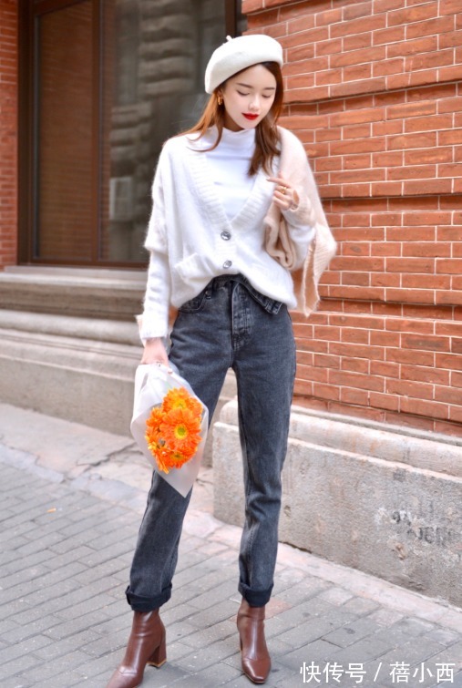 小蛮腰 开春之后穿什么才时髦?推荐“毛衣+牛仔裤”,百搭耐看不挑人