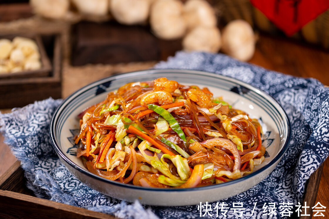 小米辣|炒粉丝,焯水后切忌直接下锅,少做了1步,难怪粉丝结团又粘锅