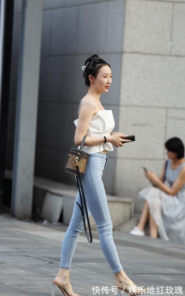 半袖|身着灰色半袖上衣露出腰线十分有个性,长发十分引人注目