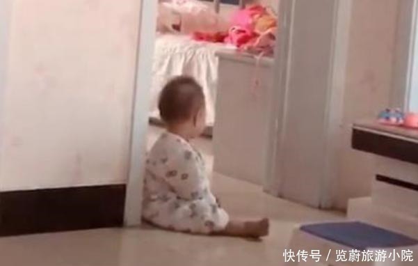 孩子|弟弟想和姐姐一起玩,坐在房门口等姐姐醒,这姐弟俩相处得太好了