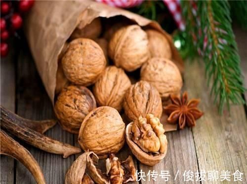 红枣|吃核桃食时加一宝,补心健脑,改善睡眠,脸色更红润