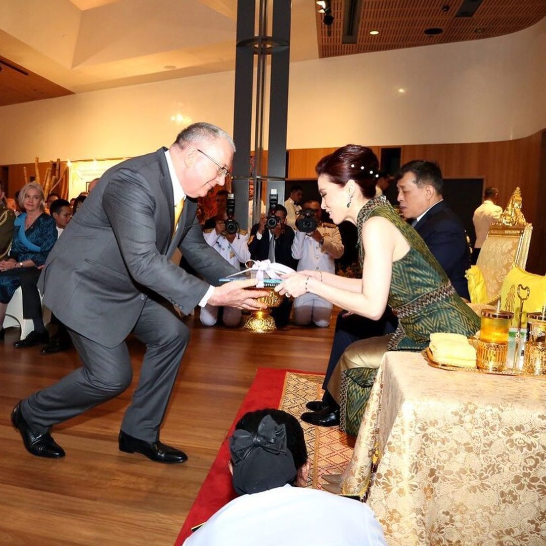 苏提达穿出新意，陪泰王接见外宾全程用外语交流，国宴上出尽风头