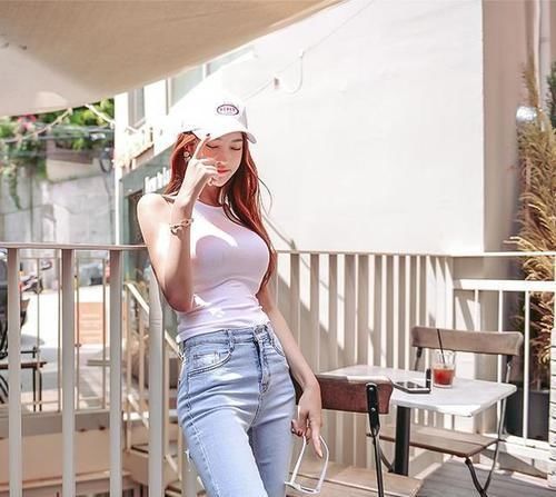 潮范儿美搭俏皮中带点性感的女生,应该是很多人喜欢的类型吧