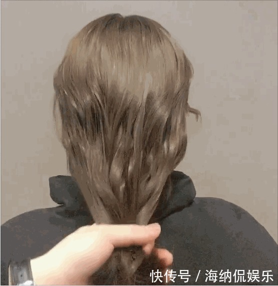 蛋蛋卷 时尚发型40左右女人,要学会打扮!短发烫后时尚有女人味