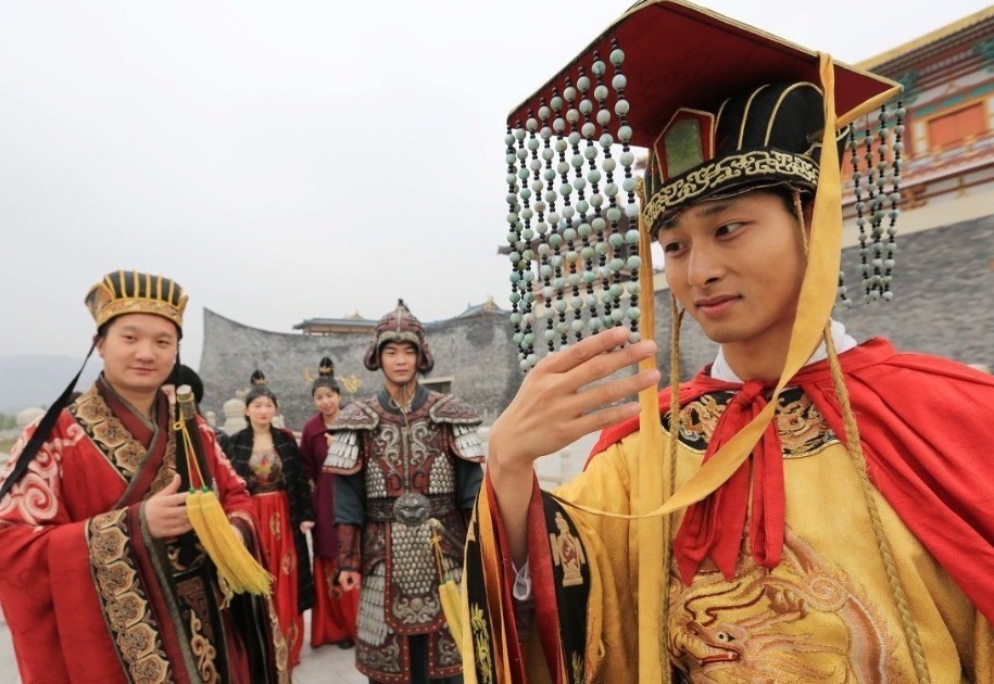 皇帝的一顿饭几十个或上百个菜种,肯定吃不了,那剩下的饭都是怎么处理的?