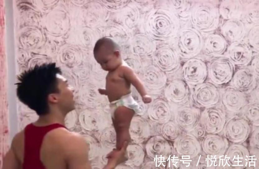 琪琪|爸爸带娃全程鼾声如雷，宝宝当面哭闹也叫不醒，网友：活着就好