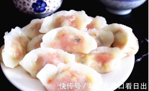 不用澄粉,不用土豆淀粉,大厨教您一招,简单一烫,饺子晶莹剔透