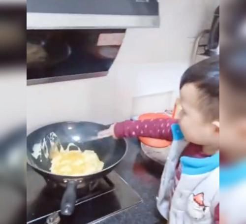 小男孩|萌娃站在凳子上炒饭,动作麻利、一气呵成,网友:确实大有可为啊