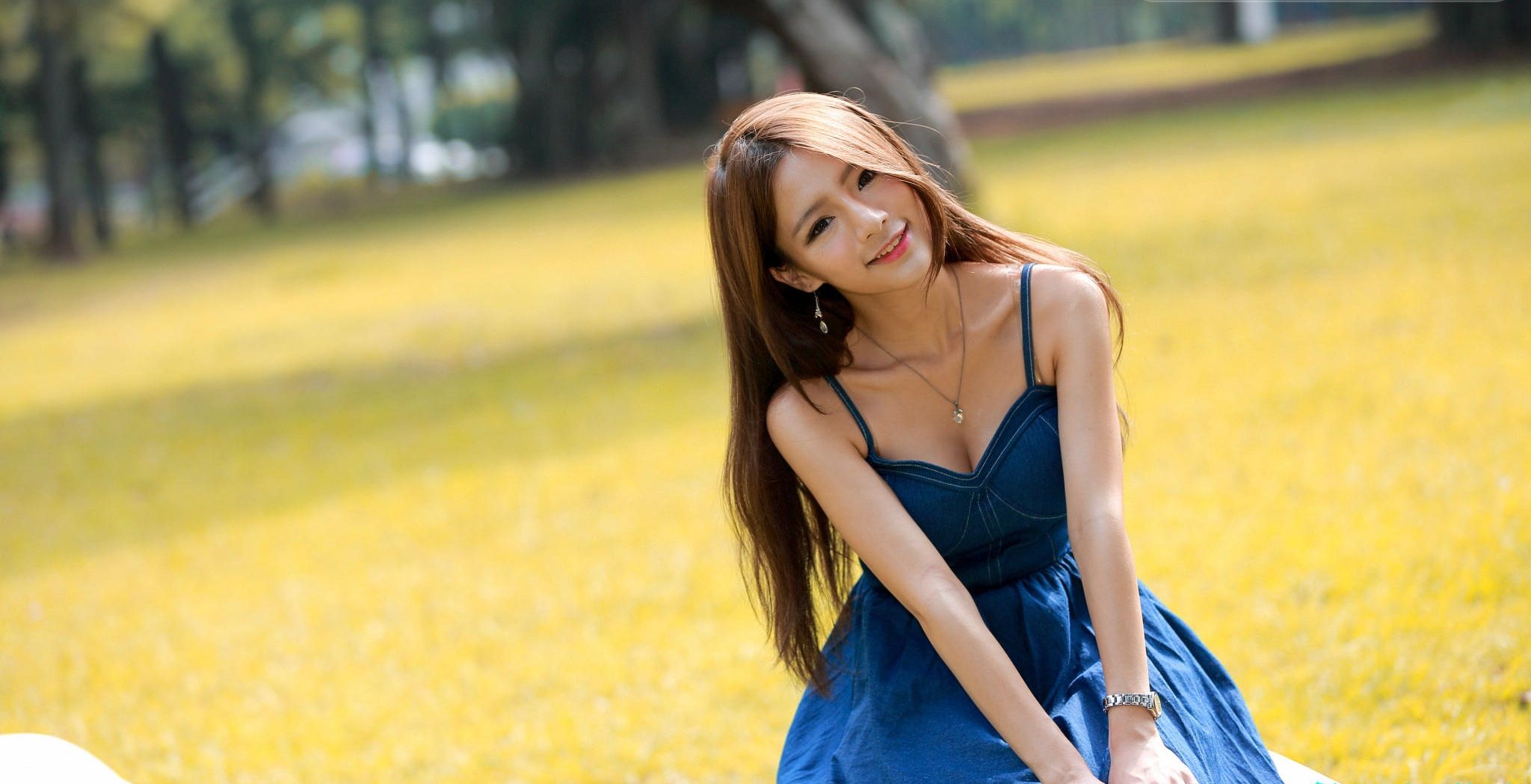 清新靓丽的牛仔吊带裙美女，搭配白色小鞋更是青春气息十足