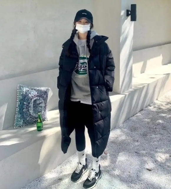 今年冬天,更流行穿中长款羽绒服,配对这5种“下装”,温暖显瘦
