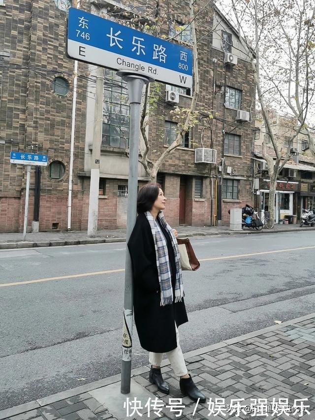 50岁左右的女人,冬天别穿得太老气!教你基础搭配法,时髦减龄