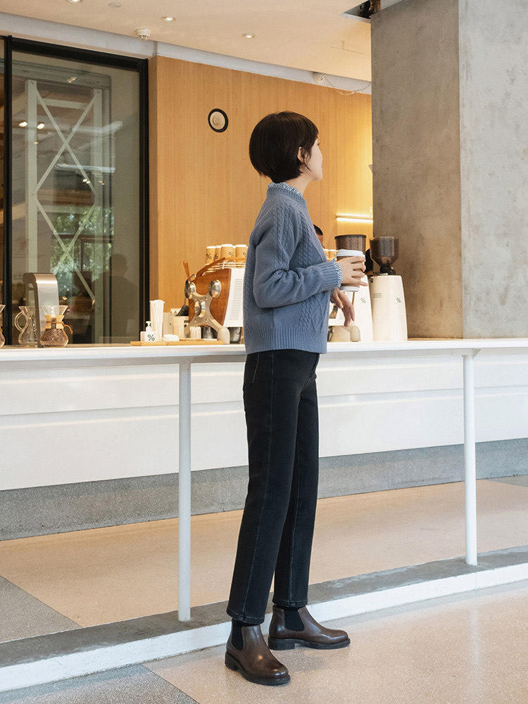 针织衫|秋冬知性内搭怎么穿?条纹衬衫+黑色直筒裤,保暖又百搭