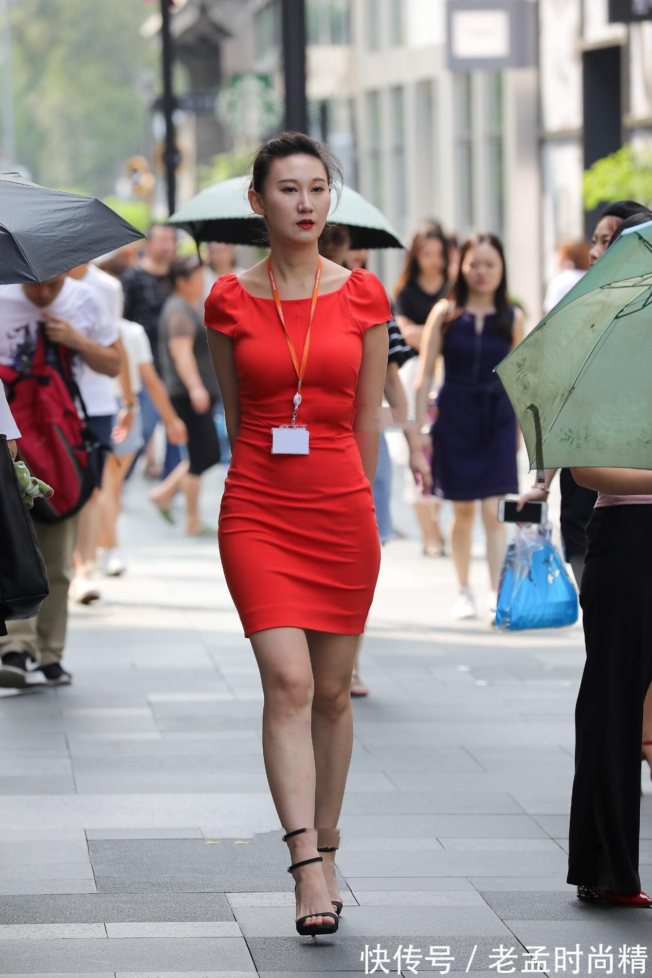 短袖|街拍:修身的短袖连衣裙,轻松提升你的气质,穿出夏日的优雅与清新