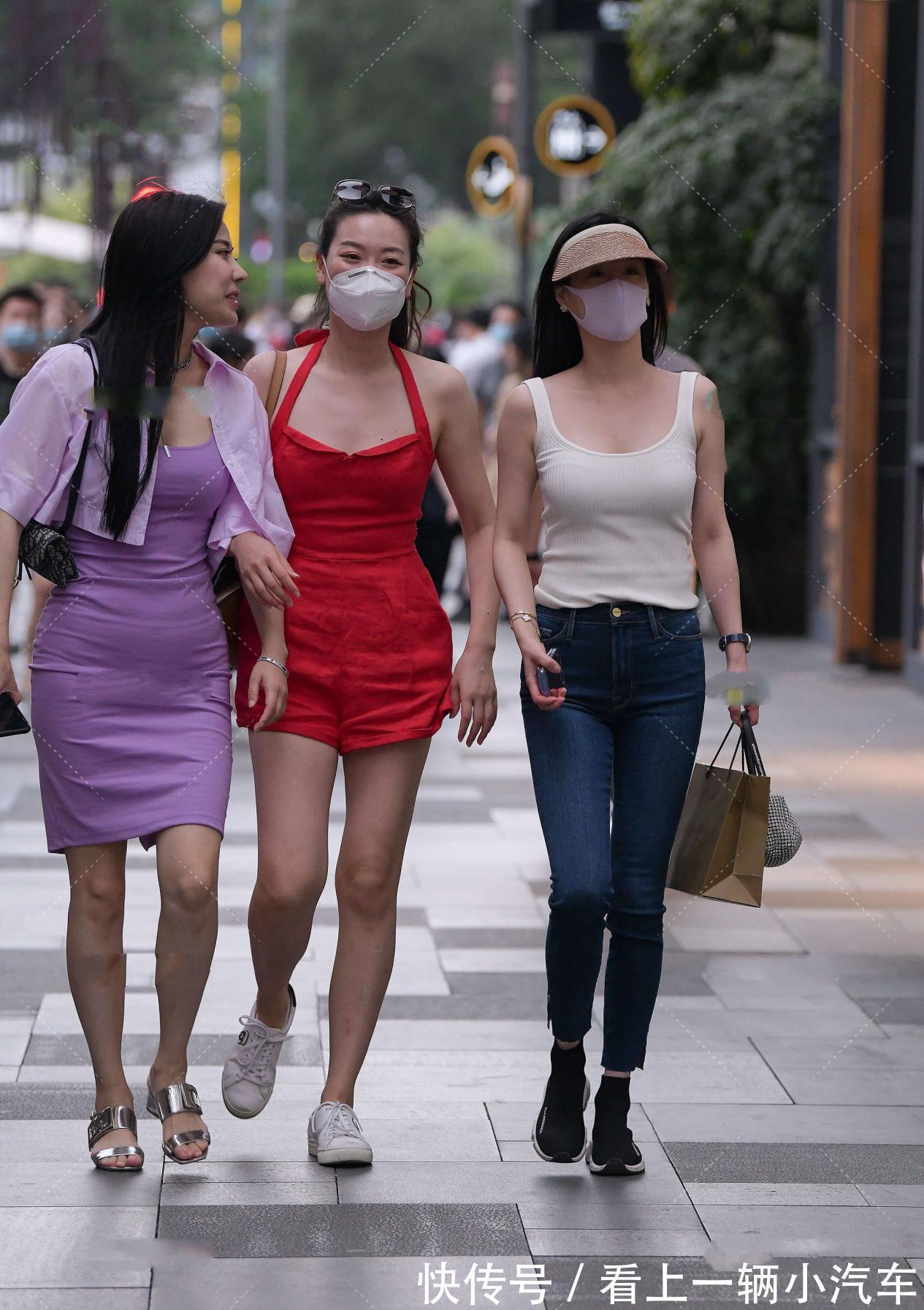 时尚|平肩上衣虽常见,若搭配泡泡袖的设计,整个搭配就是既可爱又时尚