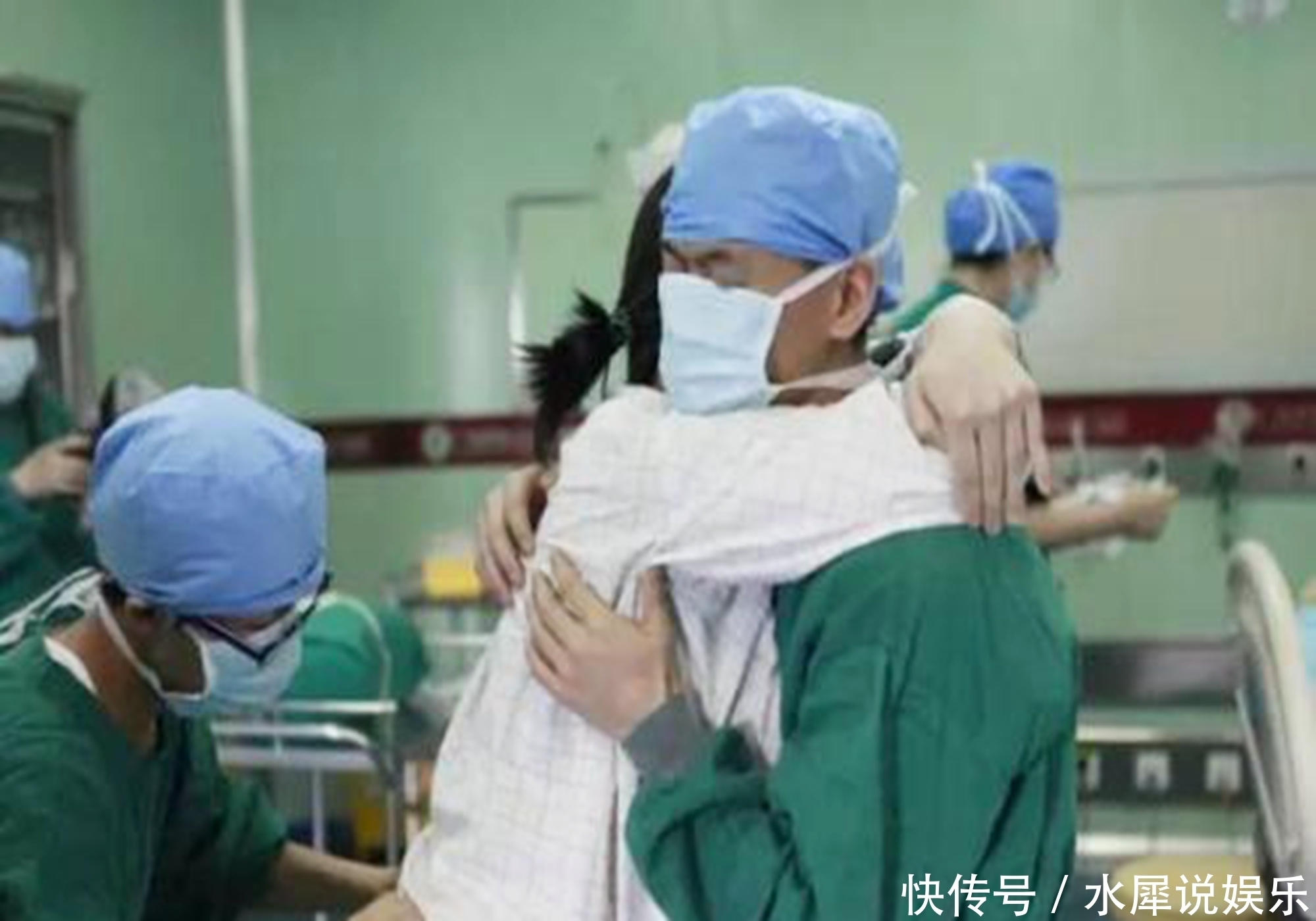 巴掌|产妇分娩骂个不停,丈夫反手一巴掌,“啪”的一声整个产房安静了