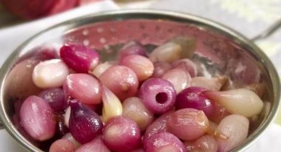 大蒜泡酒对男性好处多多，功效多多，牢记为身边人健康泡一些